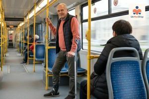 Ілюстрація до статті "Чи можна їздити в громадському транспорті з милицями в Україні? (автобус, метро, маршрутка)" на сайті UkrMedShop